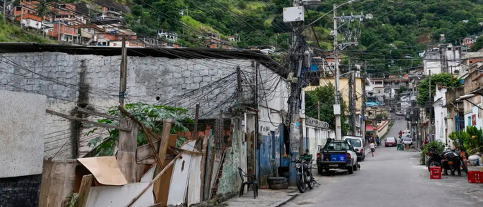 Estudo do IBGE mostra que a maioria das favelas brasileiras carece de arborização e infraestrutura básica, como bueiros, aumentando vulnerabilidade a calor e enchentes, em contraste com áreas fora das comunidades.