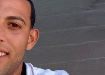 Protesto em Cabo Frio pede informações e maior empenho das autoridades nas buscas por Gabriel Marins, jovem de 22 anos desaparecido desde sexta-feira.