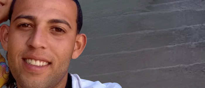 Protesto em Cabo Frio pede informações e maior empenho das autoridades nas buscas por Gabriel Marins, jovem de 22 anos desaparecido desde sexta-feira.