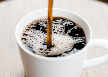 Estudos indicam que o consumo de cafeína na gravidez e na amamentação pode afetar hormônios, metabolismo e saúde futura dos bebês.