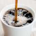 Estudos indicam que o consumo de cafeína na gravidez e na amamentação pode afetar hormônios, metabolismo e saúde futura dos bebês.