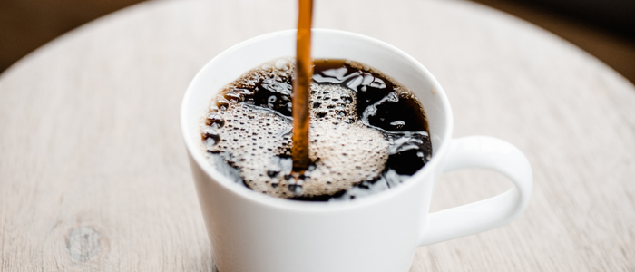 Estudos indicam que o consumo de cafeína na gravidez e na amamentação pode afetar hormônios, metabolismo e saúde futura dos bebês.