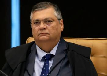 O ministro Flávio Dino, do STF, determinou novas regras de transparência para emendas coletivas destinadas ao pagamento de profissionais da saúde, exigindo divulgação de beneficiários e rastreabilidade dos repasses.