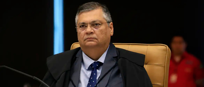 O ministro Flávio Dino, do STF, determinou novas regras de transparência para emendas coletivas destinadas ao pagamento de profissionais da saúde, exigindo divulgação de beneficiários e rastreabilidade dos repasses.