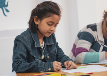 Governo do Rio autoriza estudantes do Ensino Médio da rede estadual a avançarem de série mesmo com reprovações, desde que cumpram plano de recuperação. Medida visa reduzir a evasão escolar.