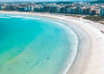 Ação da Guarda Civil Municipal e da Polícia Militar reforçou a fiscalização na Praia do Forte durante a alta temporada.
