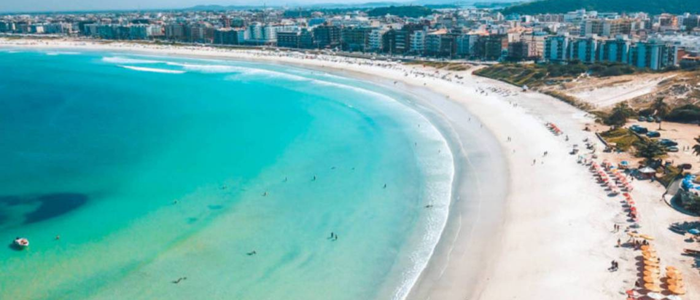 Ação da Guarda Civil Municipal e da Polícia Militar reforçou a fiscalização na Praia do Forte durante a alta temporada.