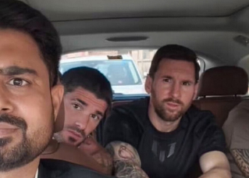 Taxista indiano tira fotos com Messi, De Paul e Suárez sem pagar nada