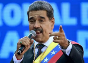 Caracas denuncia intervencionismo dos EUA e recebe apoio da Rússia, que alerta para riscos de escalada militar no hemisfério ocidental.
