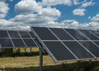 Verão melhora a energia solar? Veja o que realmente influencia o desempenho dos painéis