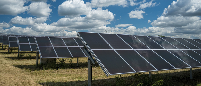 Verão melhora a energia solar? Veja o que realmente influencia o desempenho dos painéis