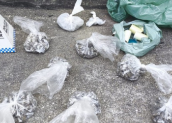 O 32º BPM de Rio das Ostras desmontou um ponto de venda de drogas na praça do Piscinão, com apreensão de maconha, cocaína, PAC, artefato explosivo e materiais de preparo. Suspeito com antecedentes foi preso.