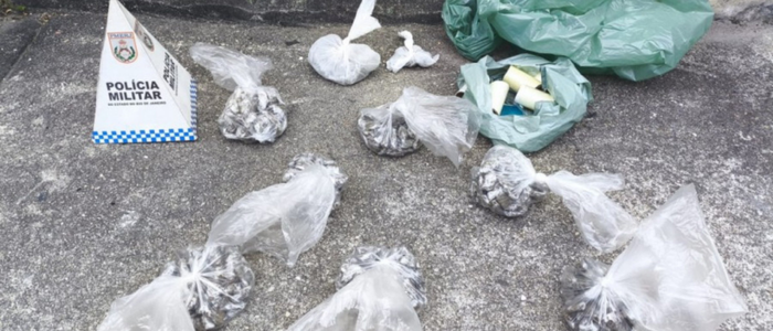O 32º BPM de Rio das Ostras desmontou um ponto de venda de drogas na praça do Piscinão, com apreensão de maconha, cocaína, PAC, artefato explosivo e materiais de preparo. Suspeito com antecedentes foi preso.