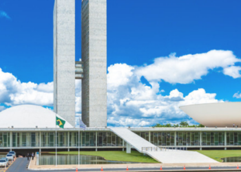 CCJ da Câmara analisa cassação de Carla Zambelli. Relator fala em perseguição e critica STF. União Brasil altera composição antes da votação.