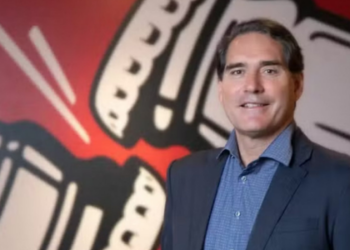 Henrique Braun será o novo CEO da Coca-Cola em março de 2026, sucedendo James Quincey, que continuará como chairman executivo. Braun traz mais de 30 anos de experiência internacional e estratégica na companhia.