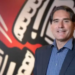 Henrique Braun será o novo CEO da Coca-Cola em março de 2026, sucedendo James Quincey, que continuará como chairman executivo. Braun traz mais de 30 anos de experiência internacional e estratégica na companhia.