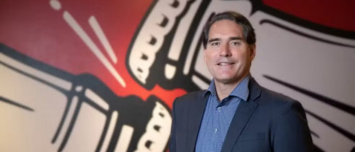 Henrique Braun será o novo CEO da Coca-Cola em março de 2026, sucedendo James Quincey, que continuará como chairman executivo. Braun traz mais de 30 anos de experiência internacional e estratégica na companhia.