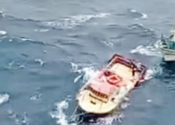 Três tripulantes de uma embarcação de apoio foram resgatados na manhã de quarta-feira (10) após o barco começar a afundar na Bacia de Campos, próximo à plataforma P-53. Todos passam bem.