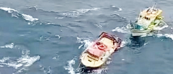 Três tripulantes de uma embarcação de apoio foram resgatados na manhã de quarta-feira (10) após o barco começar a afundar na Bacia de Campos, próximo à plataforma P-53. Todos passam bem.