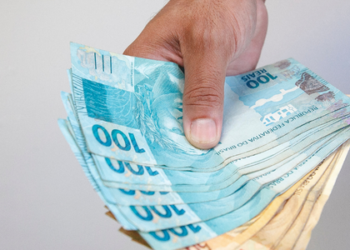 Governo define salário mínimo de R$ 1.621 para 2026