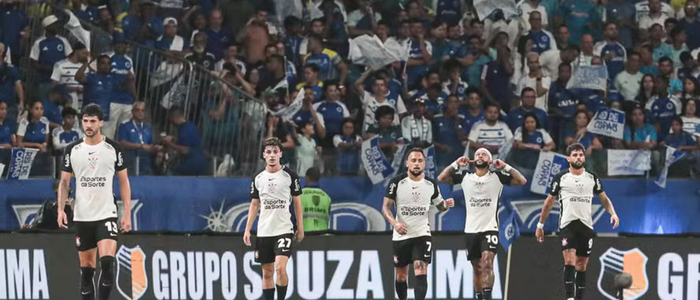 Corinthians derrota Cruzeiro fora de casa e fica perto da final