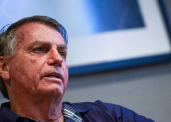 Bolsonaro passa por cirurgia de hérnia e segue internado em Brasília.
