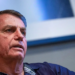 Bolsonaro passa por cirurgia de hérnia e segue internado em Brasília.