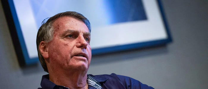 Bolsonaro passa por cirurgia de hérnia e segue internado em Brasília.