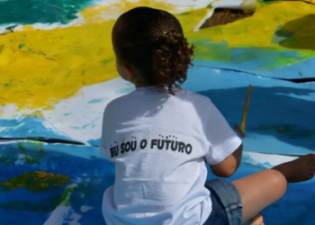 Estudo inédito mostra que desigualdades no Brasil afetam o acesso à educação infantil, com apenas 30% das crianças de baixa renda em creches e lacunas por região, raça e renda familiar.