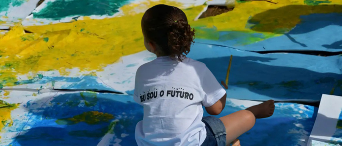 Estudo inédito mostra que desigualdades no Brasil afetam o acesso à educação infantil, com apenas 30% das crianças de baixa renda em creches e lacunas por região, raça e renda familiar.