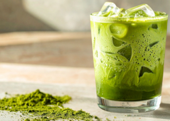 O matcha, chá verde em pó famoso por seus benefícios à saúde, pode impactar a absorção de ferro e contribuir para queda de cabelo em pessoas vulneráveis. Saiba como consumir com segurança.