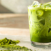 O matcha, chá verde em pó famoso por seus benefícios à saúde, pode impactar a absorção de ferro e contribuir para queda de cabelo em pessoas vulneráveis. Saiba como consumir com segurança.
