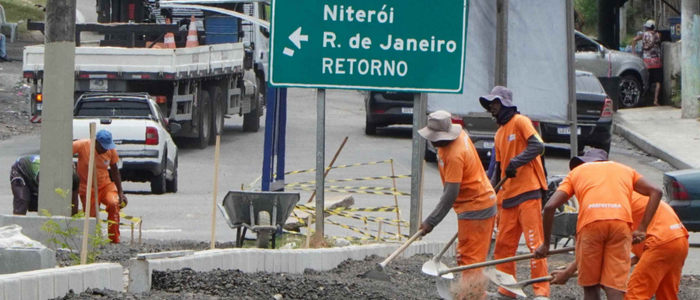 O Porto do Rosa, em São Gonçalo, recebe obras de revitalização que incluem calçadas, paisagismo, drenagem e iluminação LED, melhorando acesso e qualidade de vida para moradores e visitantes.