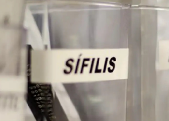 Sífilis em gestantes preocupa o Brasil. Entre 2005 e 2025, foram registrados 810 mil casos, principalmente no Sudeste. Especialistas alertam para prevenção, diagnóstico precoce e tratamento do parceiro.