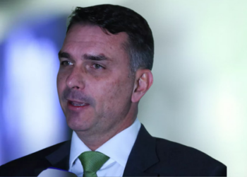Em culto em Brasília, Flávio Bolsonaro diz que pode recuar da candidatura de 2026