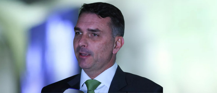 Em culto em Brasília, Flávio Bolsonaro diz que pode recuar da candidatura de 2026