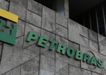 Greve nacional dos petroleiros paralisa plataformas e refinarias em diversas regiões do Brasil, após discordância com proposta da Petrobras. A FUP reivindica avanços em planos de aposentadoria e melhorias salariais.