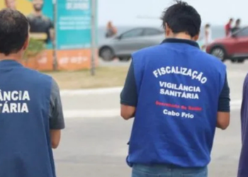 Vigilância Sanitária orienta banhistas e ambulantes na Praia do Forte antes da temporada de verão