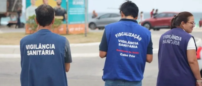 Vigilância Sanitária orienta banhistas e ambulantes na Praia do Forte antes da temporada de verão