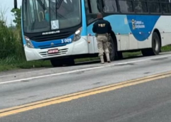 PRF reforça fiscalização de ônibus em Campos durante Operação Embarque Legal 2025
