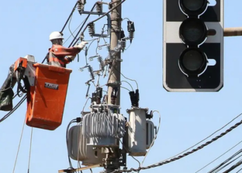 Procon de São Paulo multa a Enel em R$ 14,3 milhões por falhas no fornecimento de energia durante ciclone extratropical. Milhões de clientes sofreram interrupções e falta de informações.
