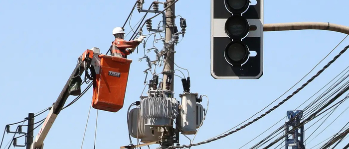 Procon de São Paulo multa a Enel em R$ 14,3 milhões por falhas no fornecimento de energia durante ciclone extratropical. Milhões de clientes sofreram interrupções e falta de informações.