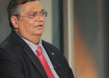Ministro Flávio Dino autoriza buscas da PF na casa do deputado Antônio Doido em operação que investiga desvios de R$ 48 milhões no Pará; bloqueio de R$ 17 milhões e apreensão de eletrônicos também foram realizados.