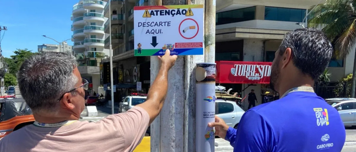 Prefeitura de Cabo Frio inicia instalação de bituqueiras em praias e promove campanha educativa para reduzir o descarte de guimbas de cigarro, preservando o meio ambiente e a fauna marinha.