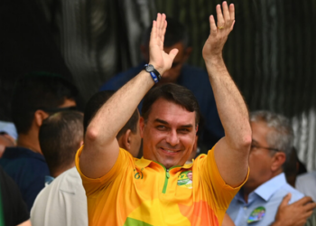 Javier Milei compartilha postagem de Eduardo Bolsonaro sobre candidatura de Flávio Bolsonaro à Presidência, fortalecendo laços com aliados do ex-presidente no Brasil.