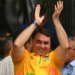 Javier Milei compartilha postagem de Eduardo Bolsonaro sobre candidatura de Flávio Bolsonaro à Presidência, fortalecendo laços com aliados do ex-presidente no Brasil.