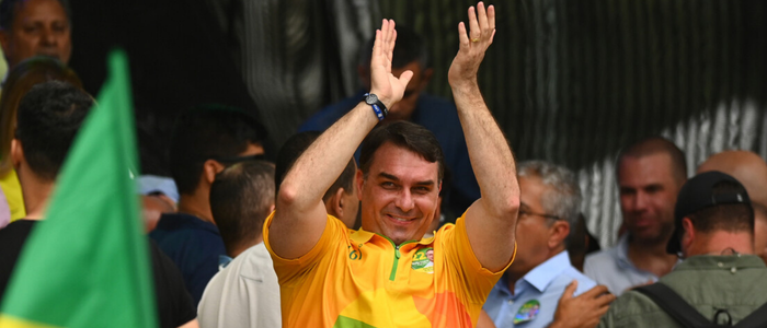 Javier Milei compartilha postagem de Eduardo Bolsonaro sobre candidatura de Flávio Bolsonaro à Presidência, fortalecendo laços com aliados do ex-presidente no Brasil.
