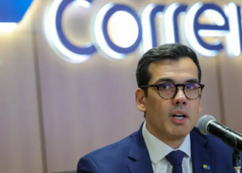 Correios anunciam plano de reestruturação para enfrentar prejuízos acumulados desde 2022, com fechamento de agências, demissão voluntária, venda de imóveis e possível mudança no modelo societário.