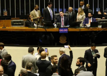A Câmara dos Deputados aprovou projeto que reduz em 10% benefícios fiscais, amplia transparência sobre incentivos e eleva tributos para apostas esportivas e fintechs. Texto segue para o Senado.