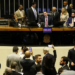 A Câmara dos Deputados aprovou projeto que reduz em 10% benefícios fiscais, amplia transparência sobre incentivos e eleva tributos para apostas esportivas e fintechs. Texto segue para o Senado.